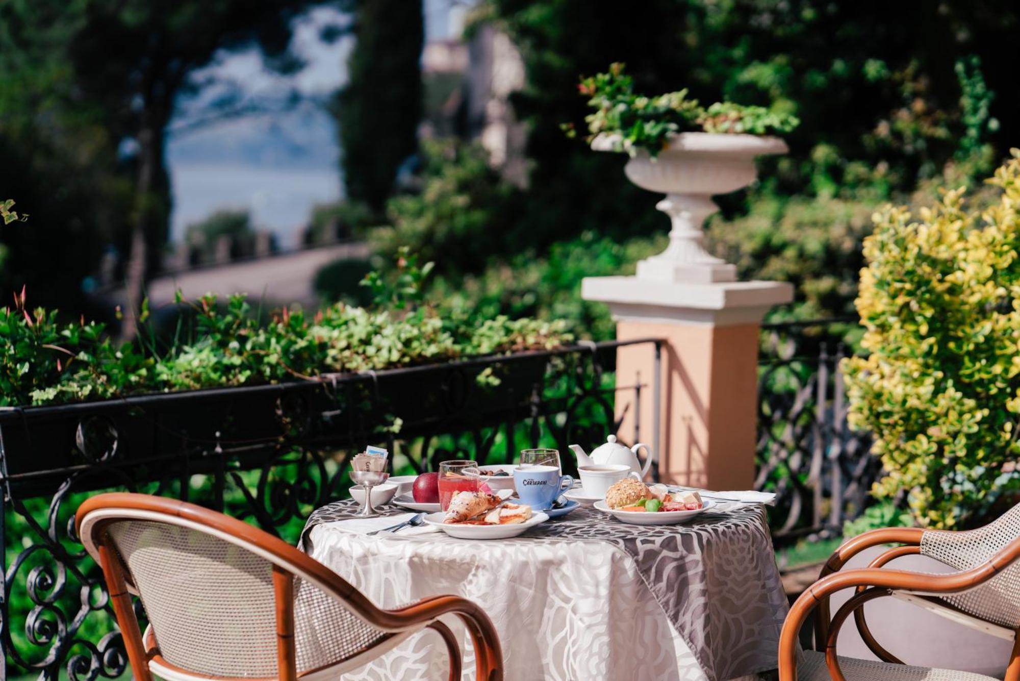 Hotel Bellevue Гардоне Ривьера Экстерьер фото